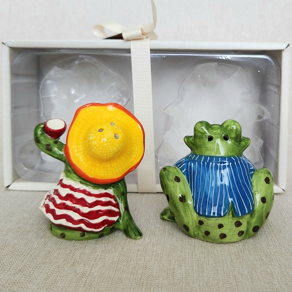 Blue Sky Green Frog Couple Salt and Pepper Shakers with Red Accents - Picture 4 of 7